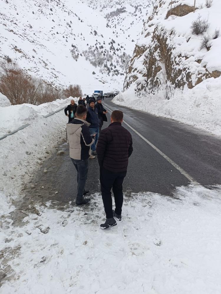 Hakkari-Van kara yoluna çığ düştü