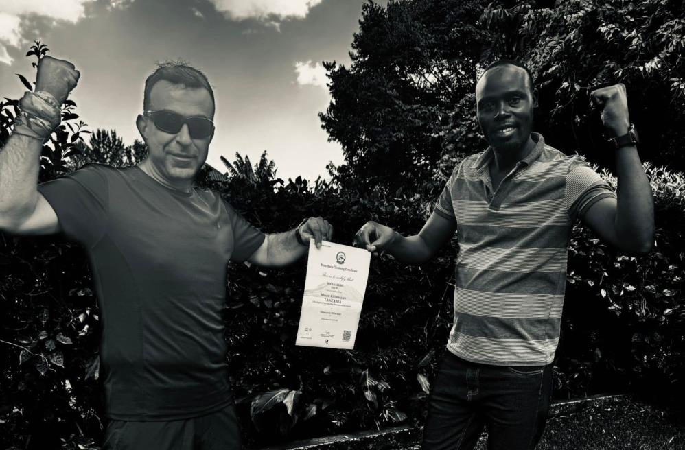 Hakkarili dağcı Kilimanjaro zirvesinde