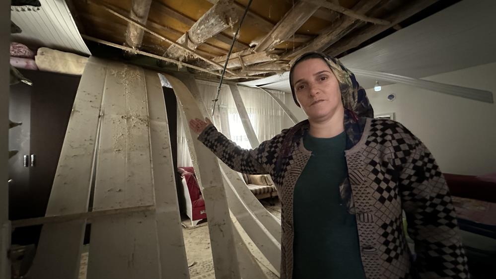 Yüksekova’da karın ağırlığına dayanamayan evin tavanı çöktü