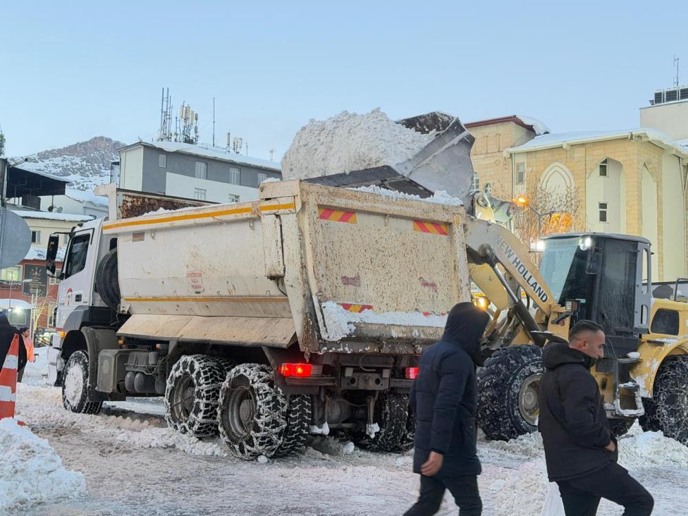 Hakkari’de tonlarca kar şehir dışına taşınıyor