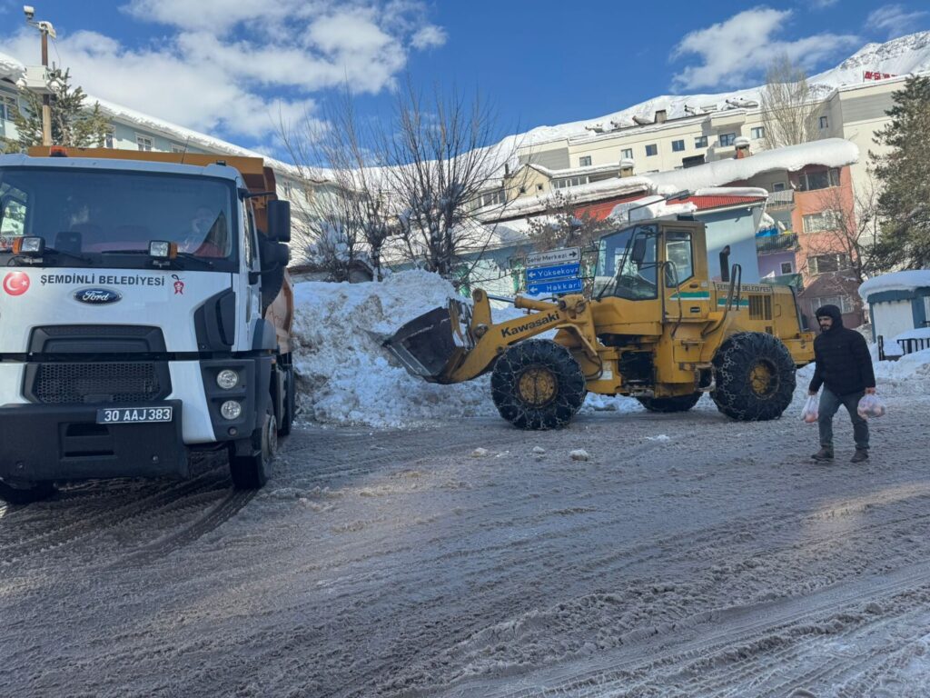 Şemdinli’de Kar Temizliği Aralıksız Sürüyor