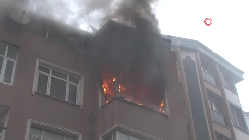 Esenler’de 4 katlı binada yangın paniği: Küle dönenen daire kullanılamaz hale geldi