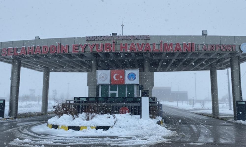 Yüksekova’da uçak seferlerine sis ve kar engeli