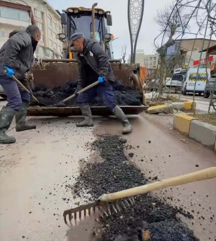 Şemdinli Belediyesi Zorlu Kış Koşullarına Rağmen Hizmete Devam Ediyor