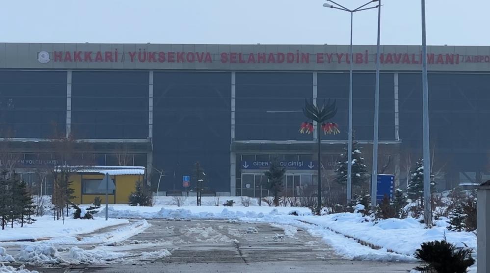 Yüksekova’da uçak seferlerine kar ve sis engeli