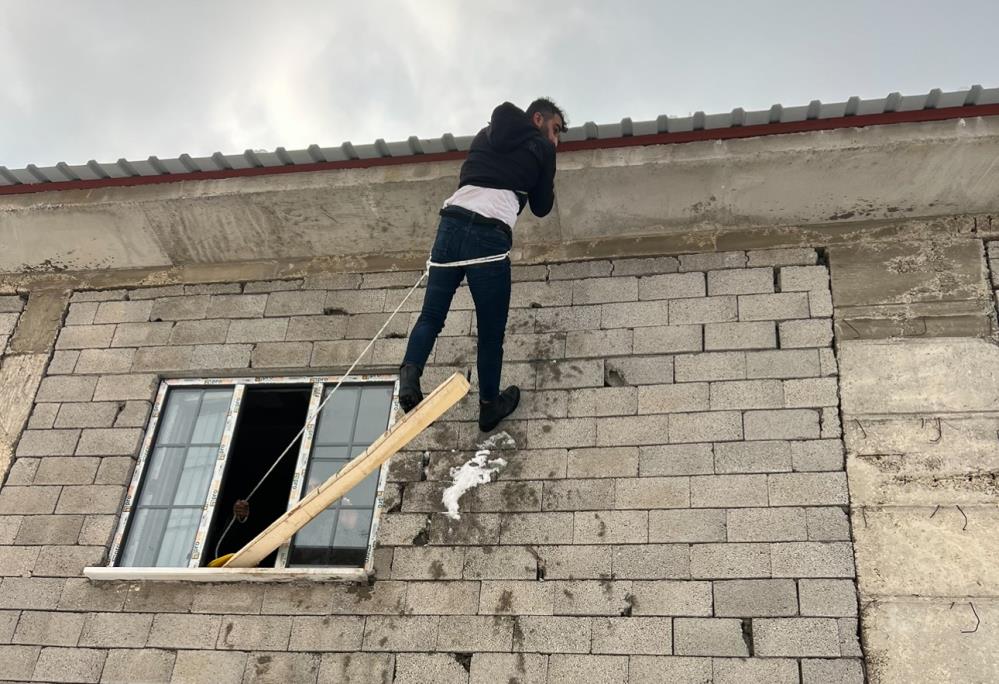 Yüksekova’da yürekleri ağza getiren kaza: Çatıda asılı kalan vatandaş kurtarıldı