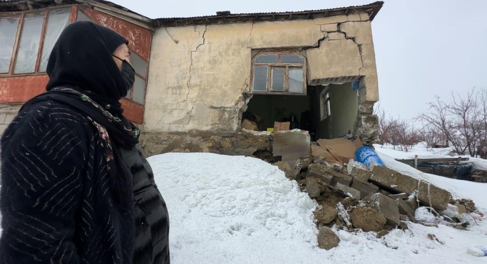 Yüksekova’da bir evin duvarı yıkıldı: “Deprem oluyor sandım”