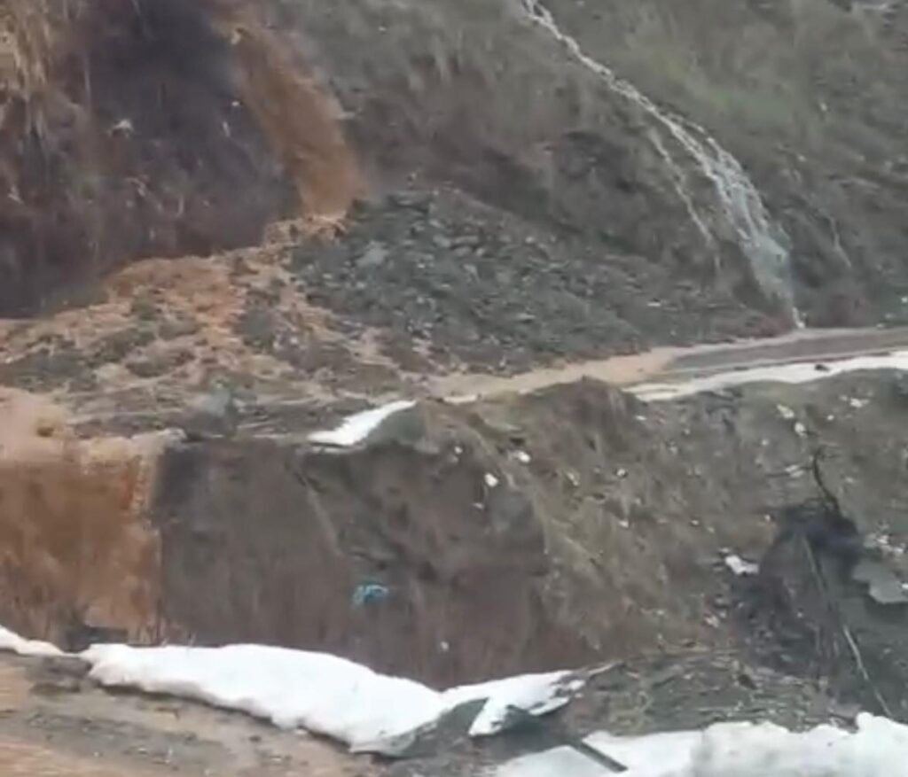Şemdinli–Derecik Yolunda Heyelan: Yol Kısa Süreliğine Ulaşıma Kapandı
