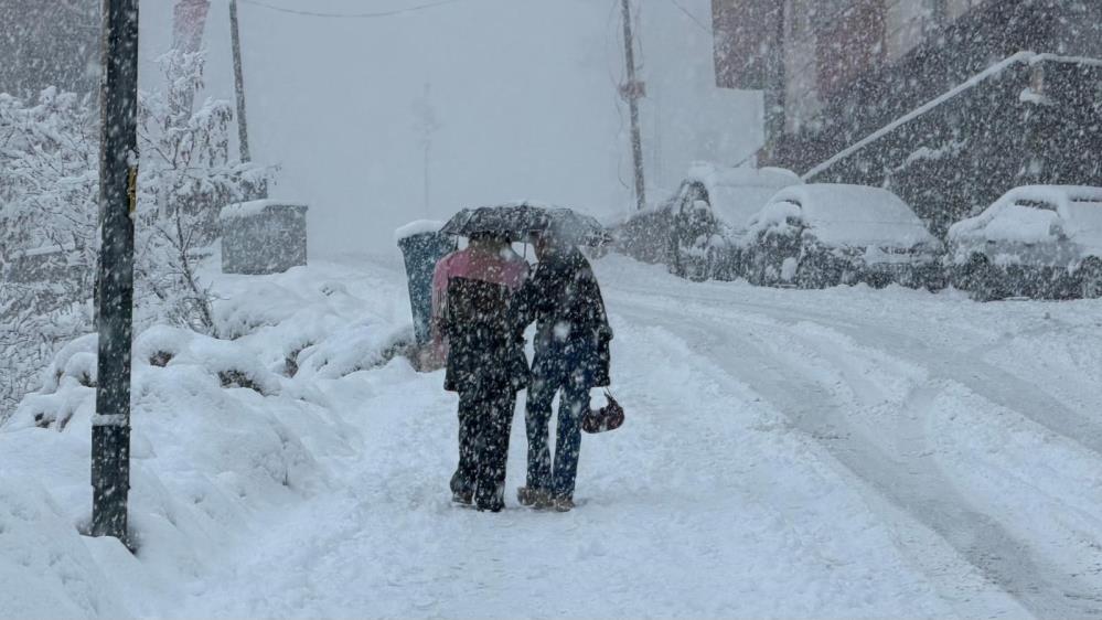 Hakkâri’de kar 20 köy ve 38 mezra yolu ulaşıma kapandı