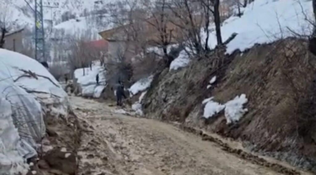 Şemdinli’de Korkutan Toprak Kayması