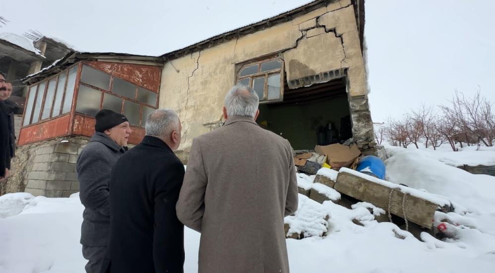 Yüksekova’da evi çöken yaşlı kadına devlet şefkati: “Yalnız bırakmayacağız”