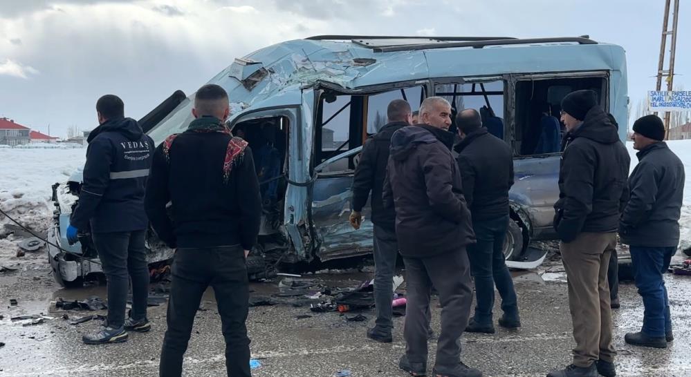 Yüksekova’da belediye otobüsü ile minibüs çarpıştı: 18 yaralı