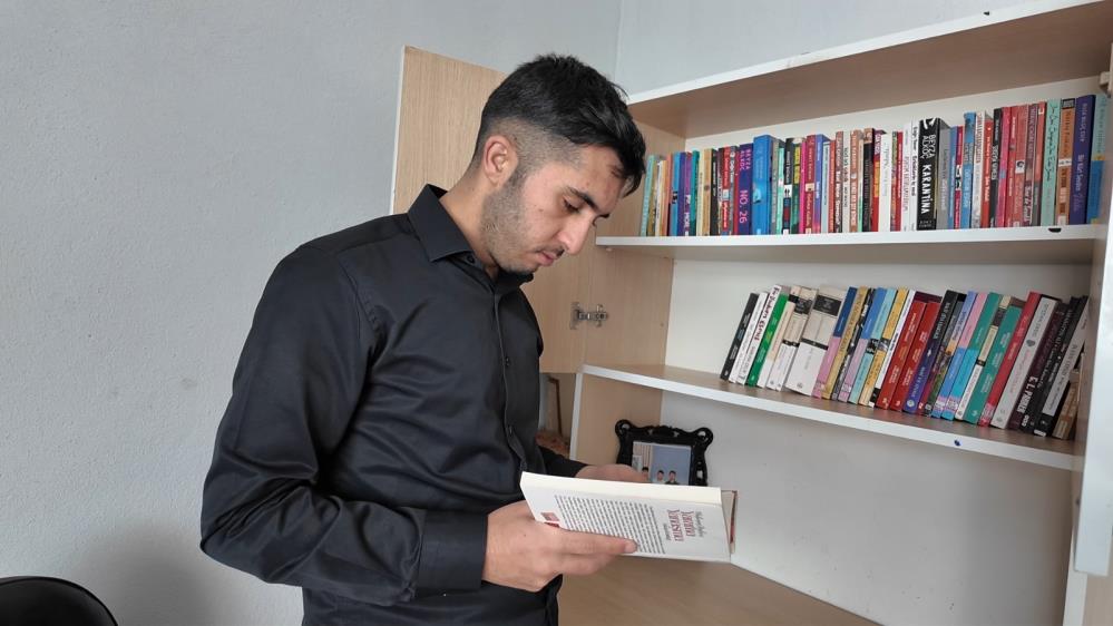 Erciş’te engelli genç kitap yazarak hayata tutundu