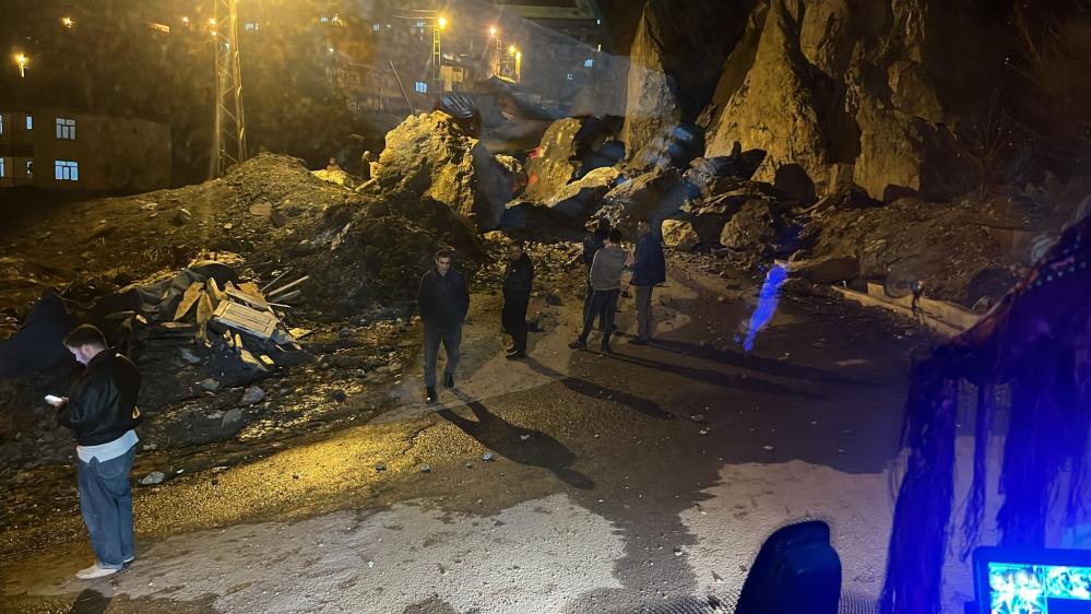 Hakkari’de dev kayalar mahalle yoluna düştü
