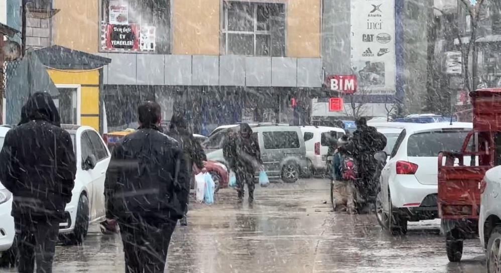 Yüksekova’da kar yağışı ilçeyi beyaza bürüdü
