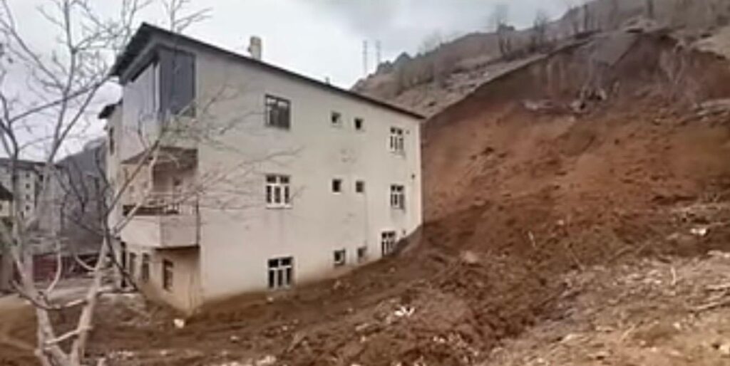 Şemdinli’de toprak kayması bir Aileyi çaresiz, bıraktı