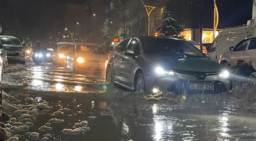 Yüksekova’da caddeler göle döndü, otomobiller adeta suda yüzdü