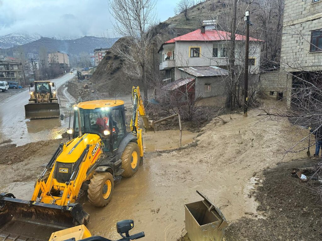 Şemdinli’de Yağış Sonrası Heyelan: Mahallede Kısa Süreli Panik Yaşandı