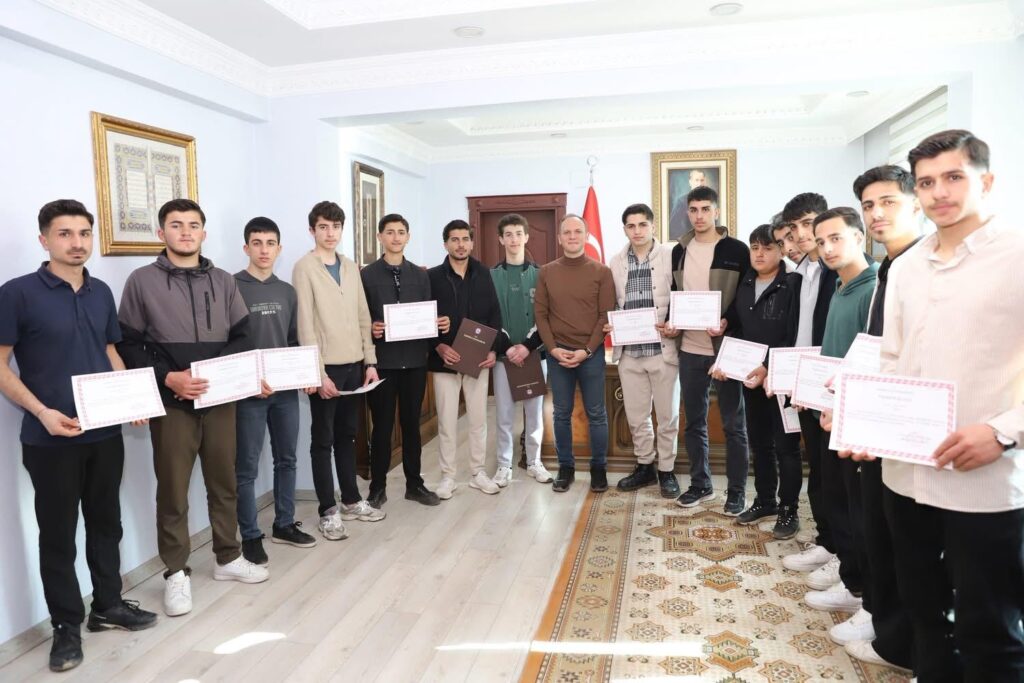 Şemdinli’de Öğrencilerden Anlamlı Ziyaret