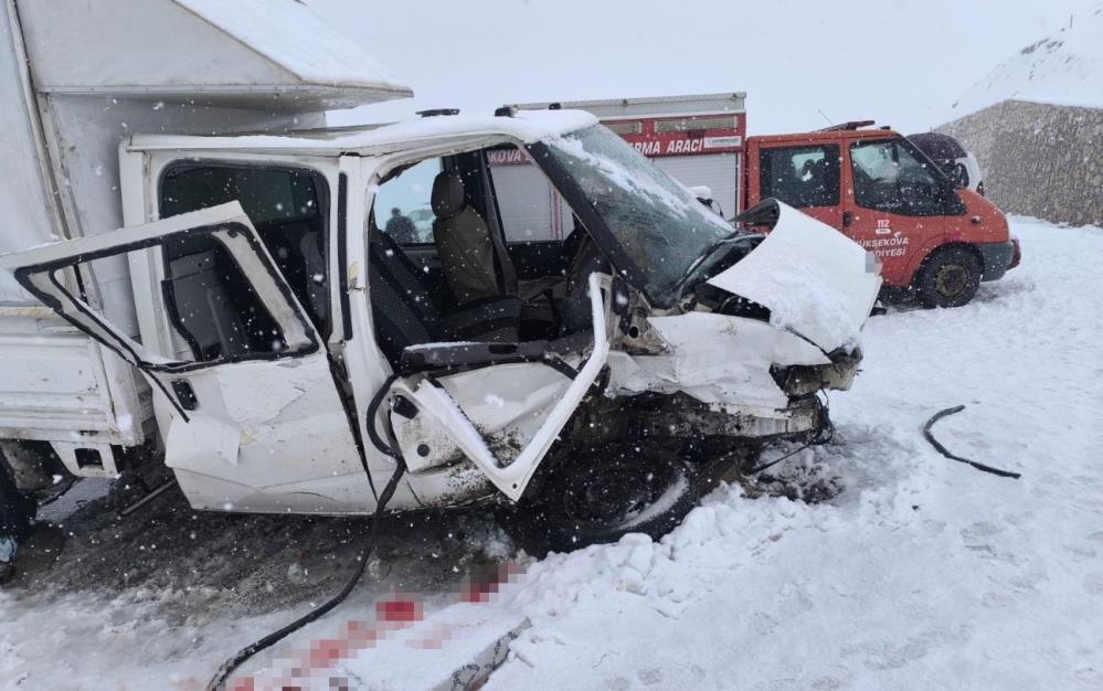Kamyonetler kafa kafaya çarpıştı: 1 kişi hayatını kaybetti