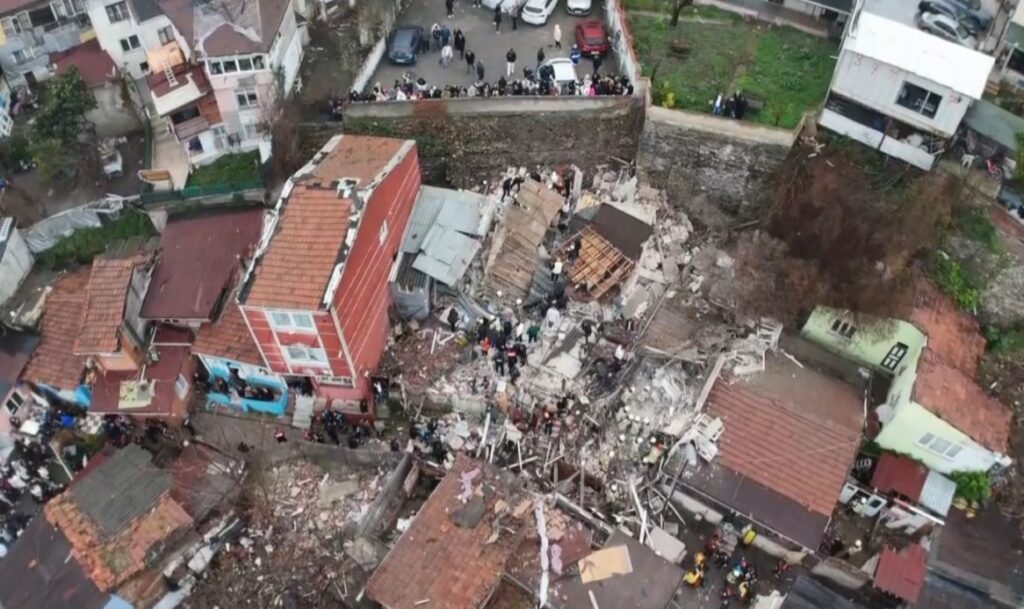 Fatih’te bitişik halde bulunan 2 gecekondu çöktü