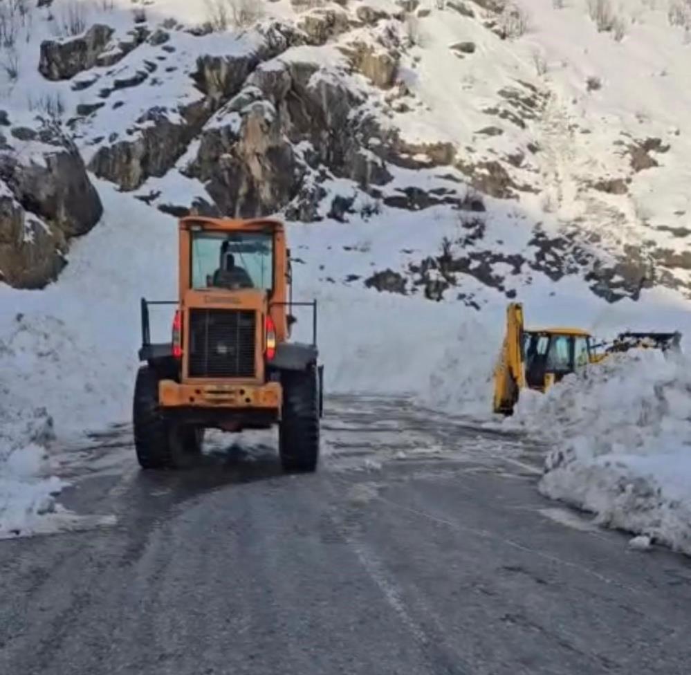 Çığın düştüğü Şırnak-Hakkari yolu ulaşıma açıldı