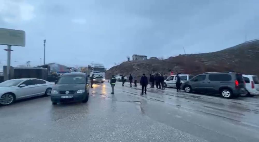 Yüksekova-Van kara yolu kontrollü şekilde geçişlere açıldı