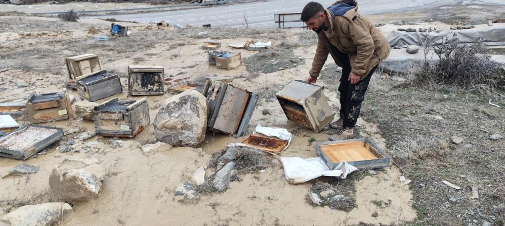 Hakkari’de selde 150 kovan zarar gördü
