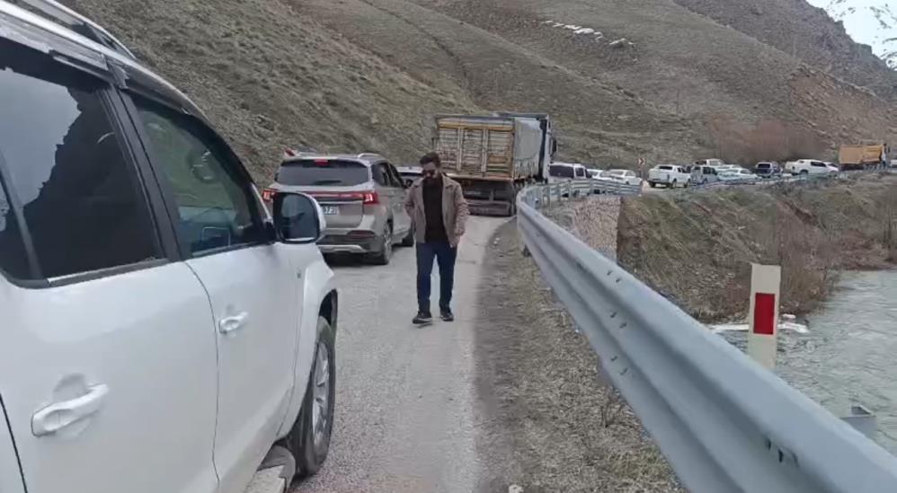 Yüksekova-Van kara yolunda heyelan ulaşımı aksattı