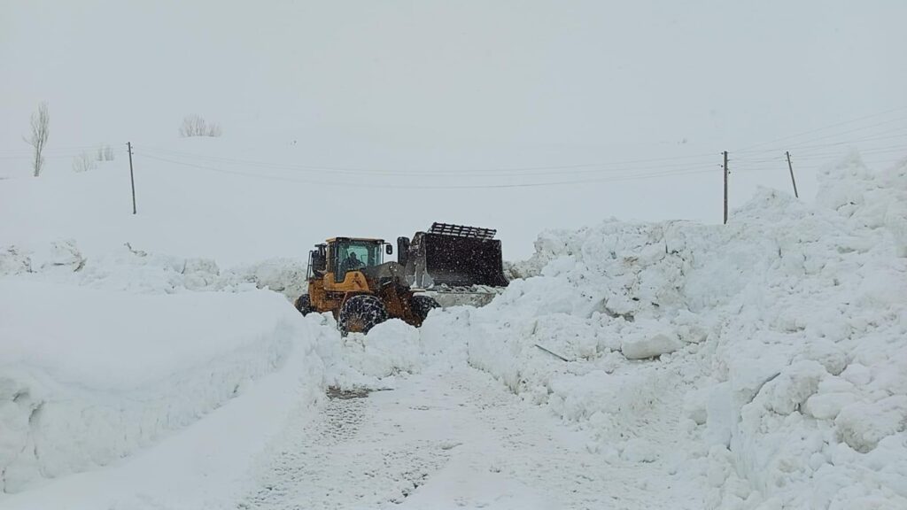Hakkari’de 74 Yerleşim Yerinin Yolu Ulaşıma Kapandı