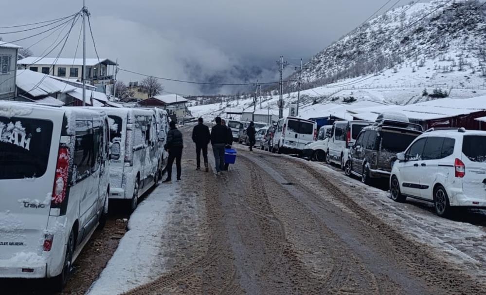 Irak sınırında ‘sistem’ çilesi: Vatandaşlar kar altında sabahlıyor