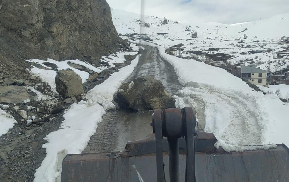 Yeni Mahalle yoluna düşen kayalar temizlendi