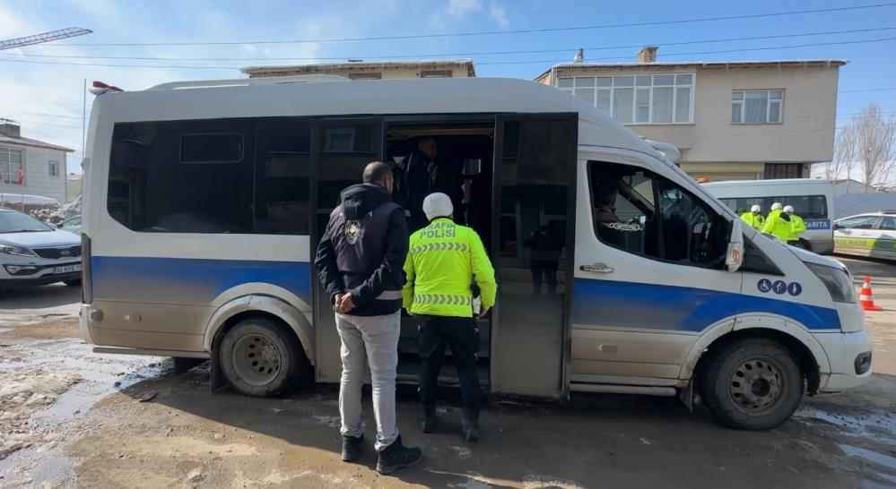 Yüksekova’da yolcu minibüsleri denetlendi