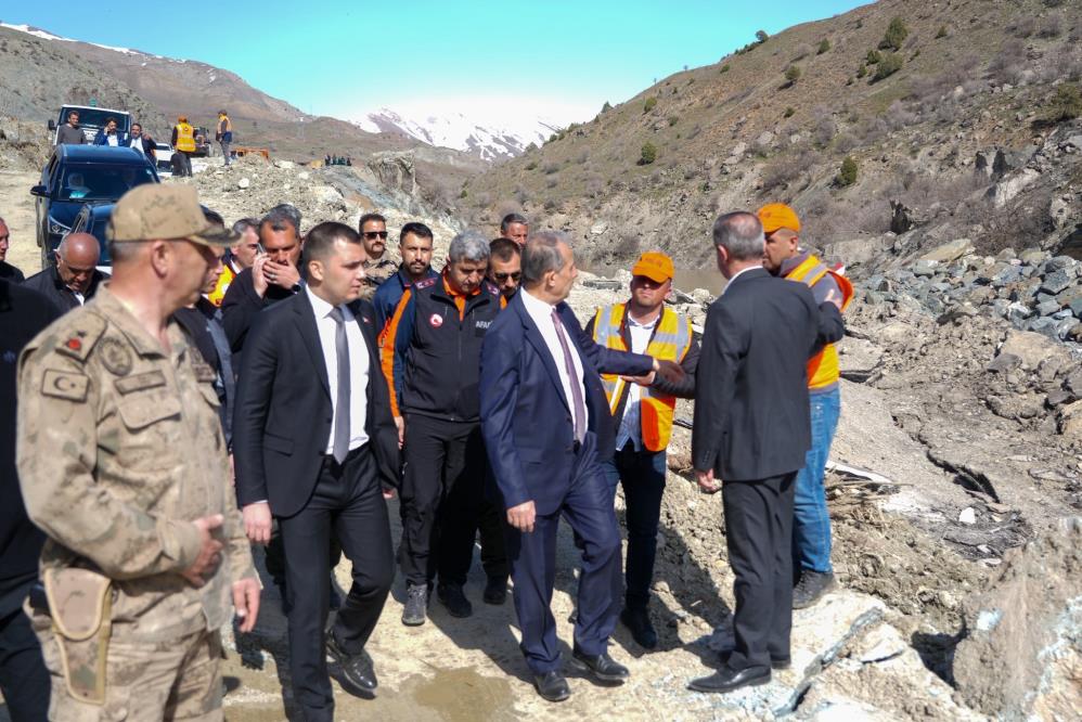 Vali Taşyapan: “Heyelan bölgesinde risk devam ediyor”