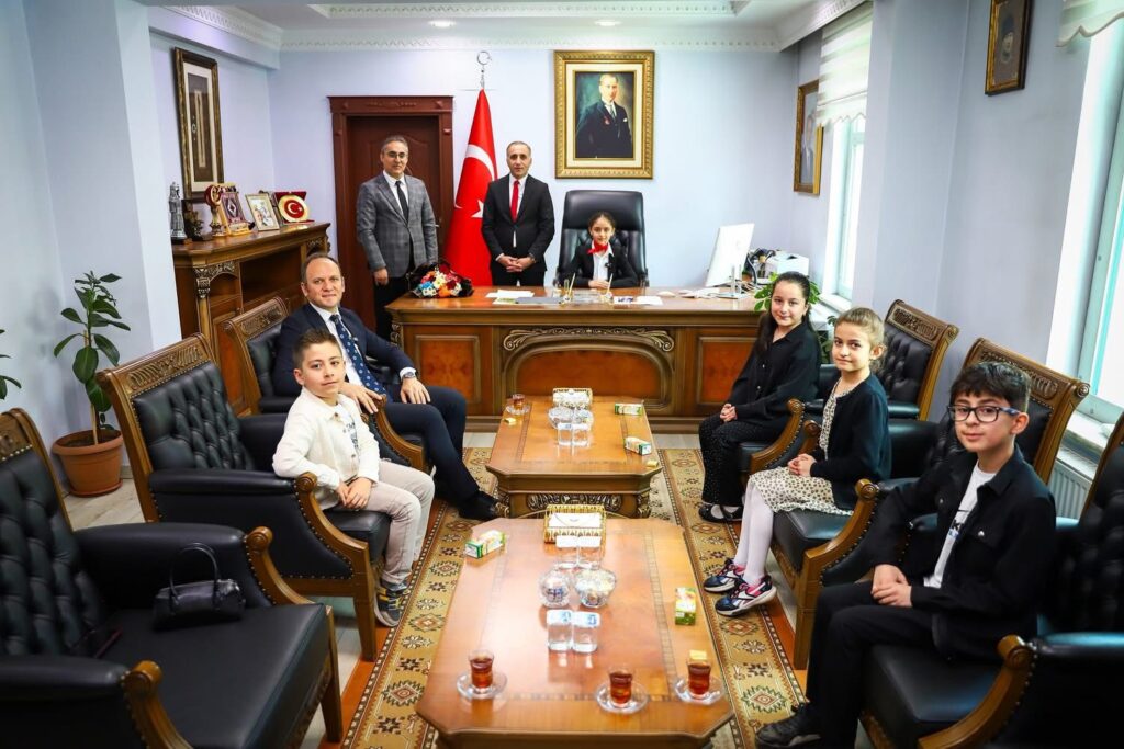 Şemdinli’de 23 Nisan’da Temsili Kaymakam Zeynep Miray Geylan Makamı Devraldı