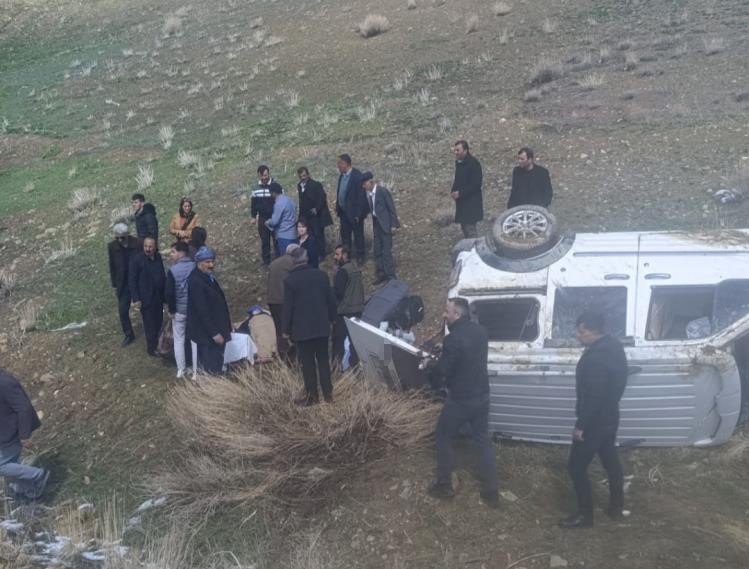 Van’da kamyonet şarampole devrildi: 4 yaralı