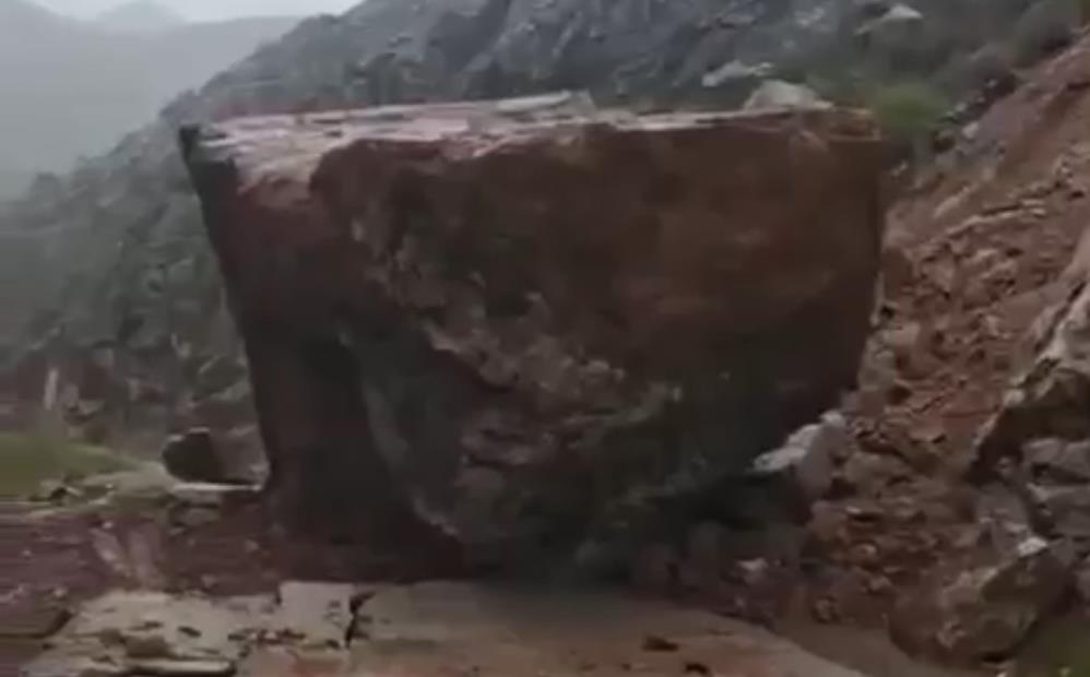Şemdinli’de dev kaya parçası yolu ulaşıma kapattı