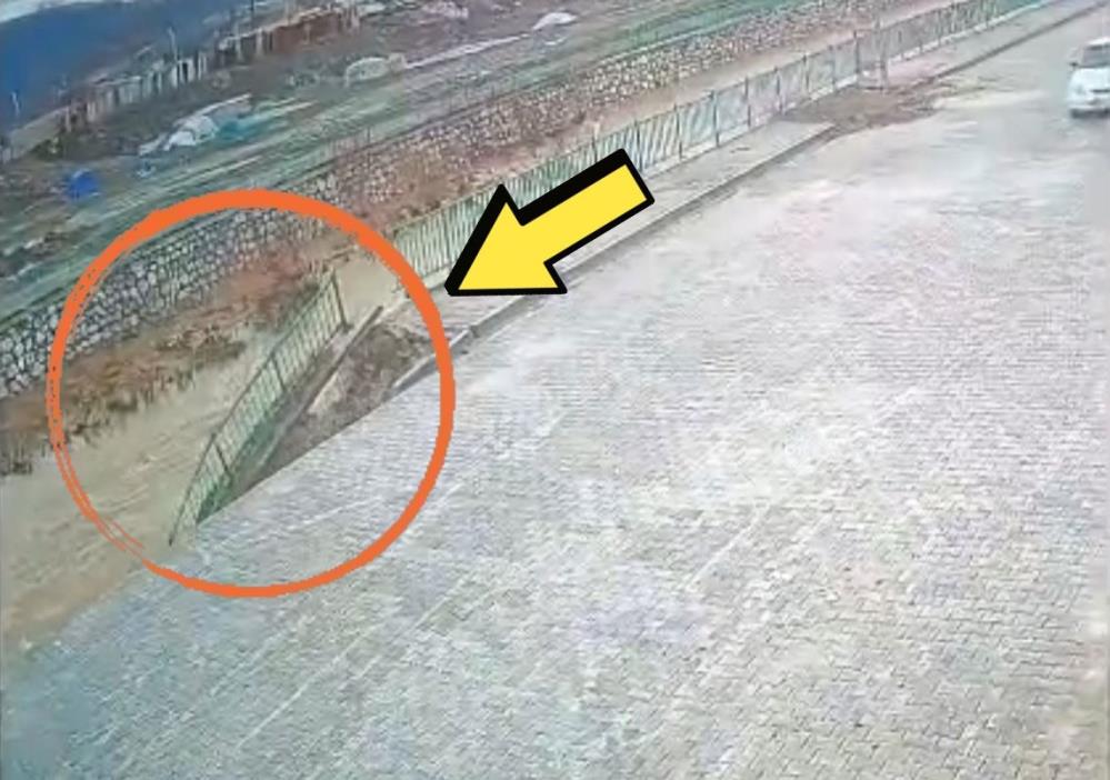 Yüksekova’da istinat duvarı çöktü