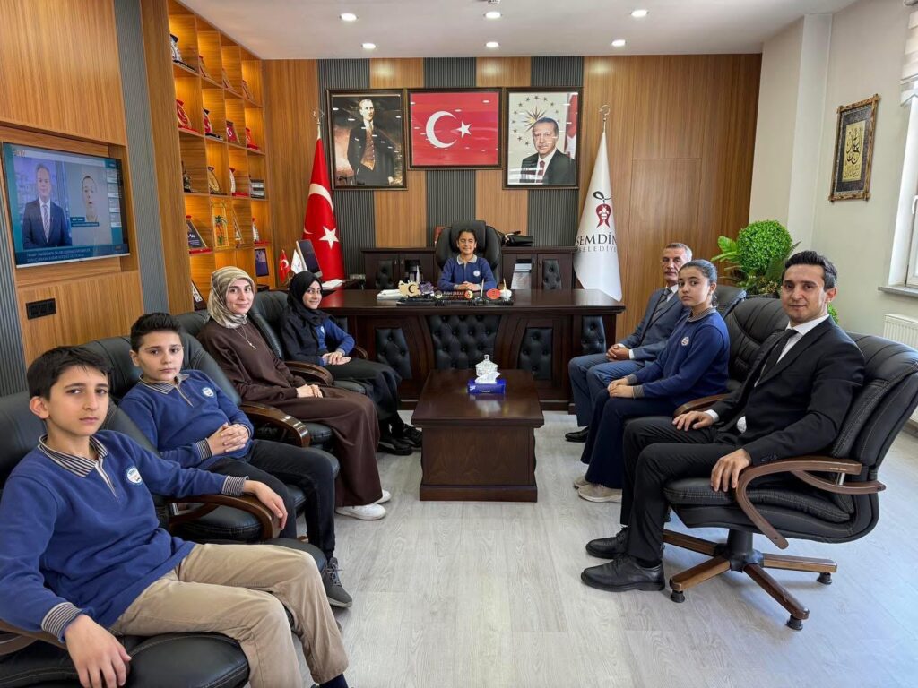Şemdinli’de 23 Nisan Coşkusu: Başkanlık Koltuğu Zeynep’e Emanet