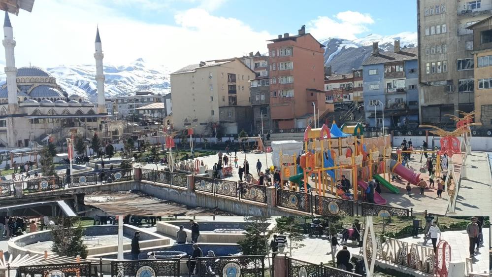 Hakkari’de güneşli havayı fırsat bilenler parka akın etti