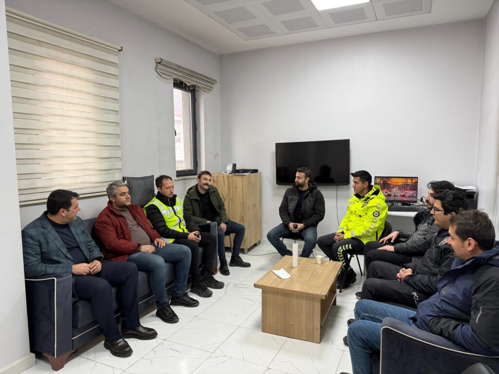 Şemdinli’de 112 Sağlık Ekiplerinden Polislere Sürpriz Polis Haftası Kutlaması