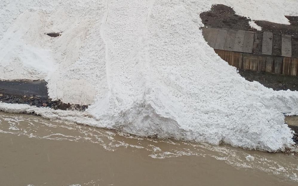 Hakkâri’de çığ: Zap Suyu’nun önünü kesti