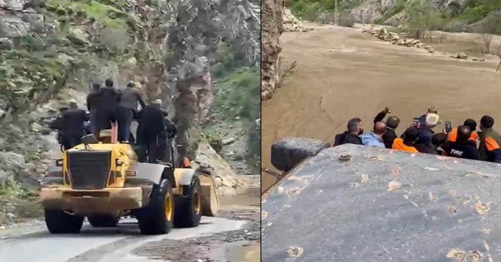 Kavaklı’da dere taştı: İşçiler kepçeyle taşındı