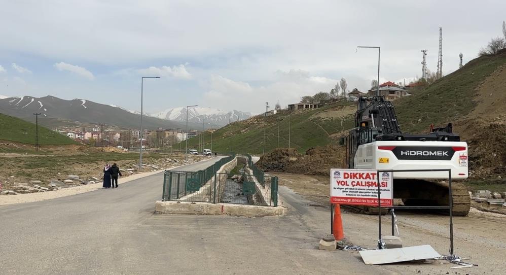 Yüksekova’da heyelan ulaşımı aksatıyor: Pizok yolunda ulaşım 1 aydır tek şeritten sağlanıyor