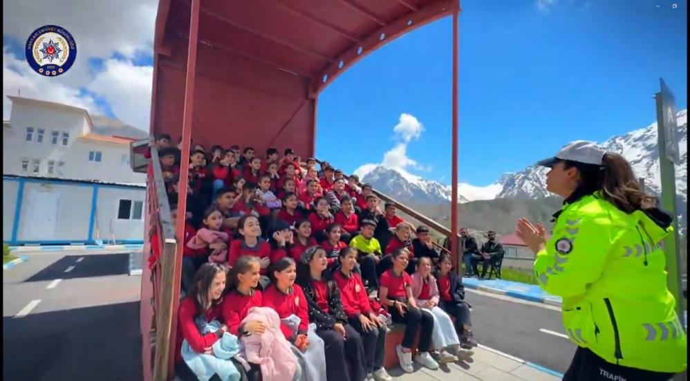 Hakkari polisinden öğrencilere uygulamalı trafik eğitimi