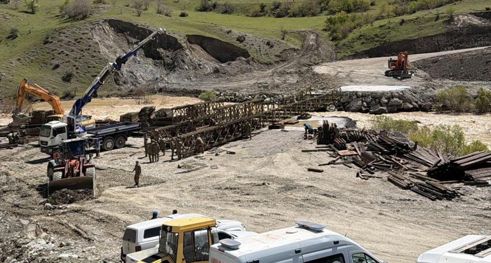 Hakkari-Van yolunda panel köprü çalışması sürüyor
