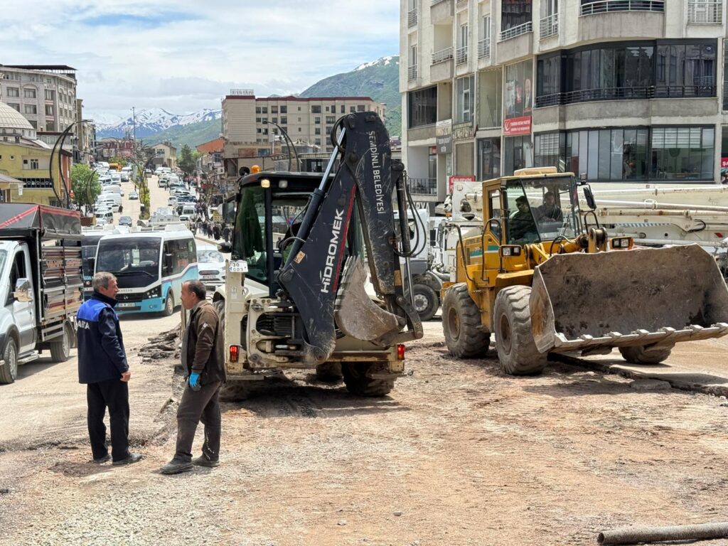 Belediye Ekipleri Yollarda Hasar Onarımına Başladı