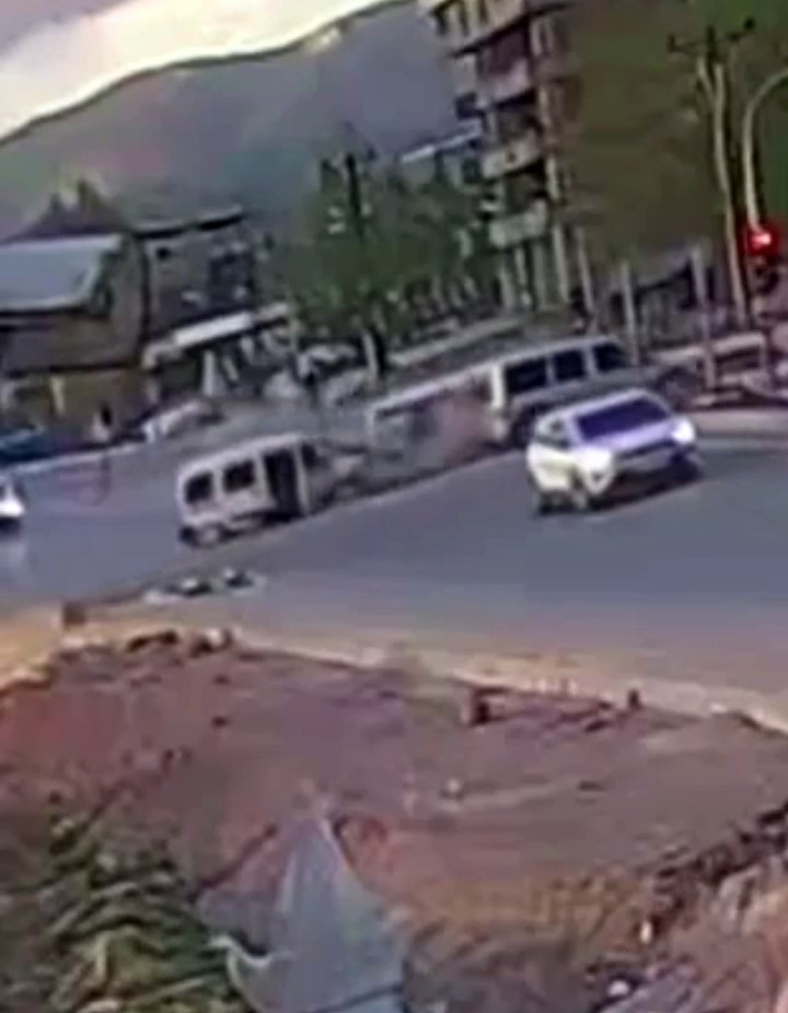 Yüksekova’da 11 kişinin yaralandığı zincirleme kaza kamerada