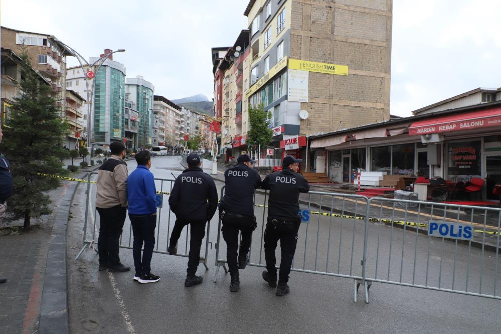 Hakkari’de temel kazısı paniği: Kayma sonucu iş yerleri mühürlendi