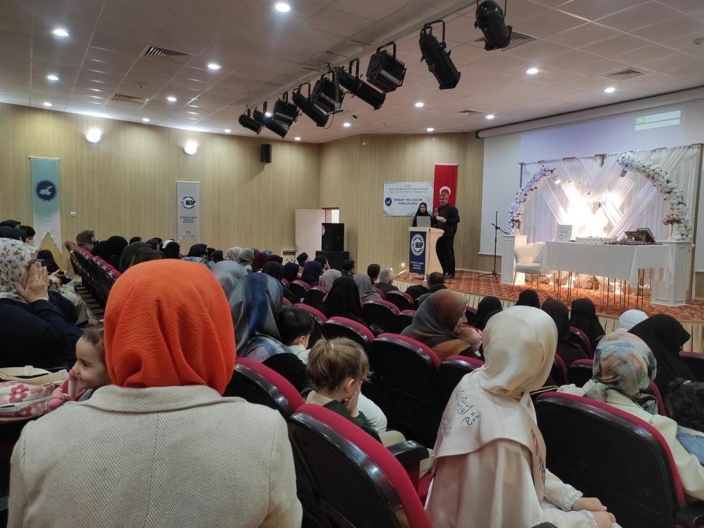 Van YYÜ kampüsünde bir ilk: Hafızlık taç takma heyecanı